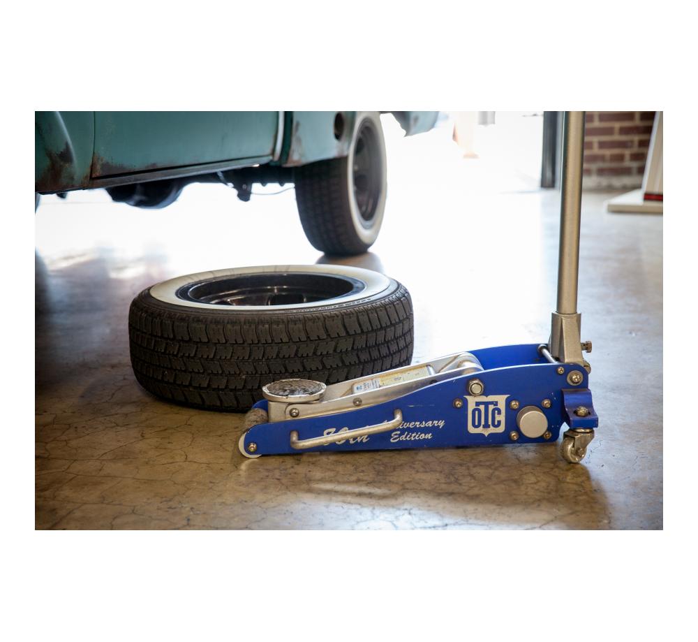 2 Ton Capacity Aluminum Racing Jack — product image 3