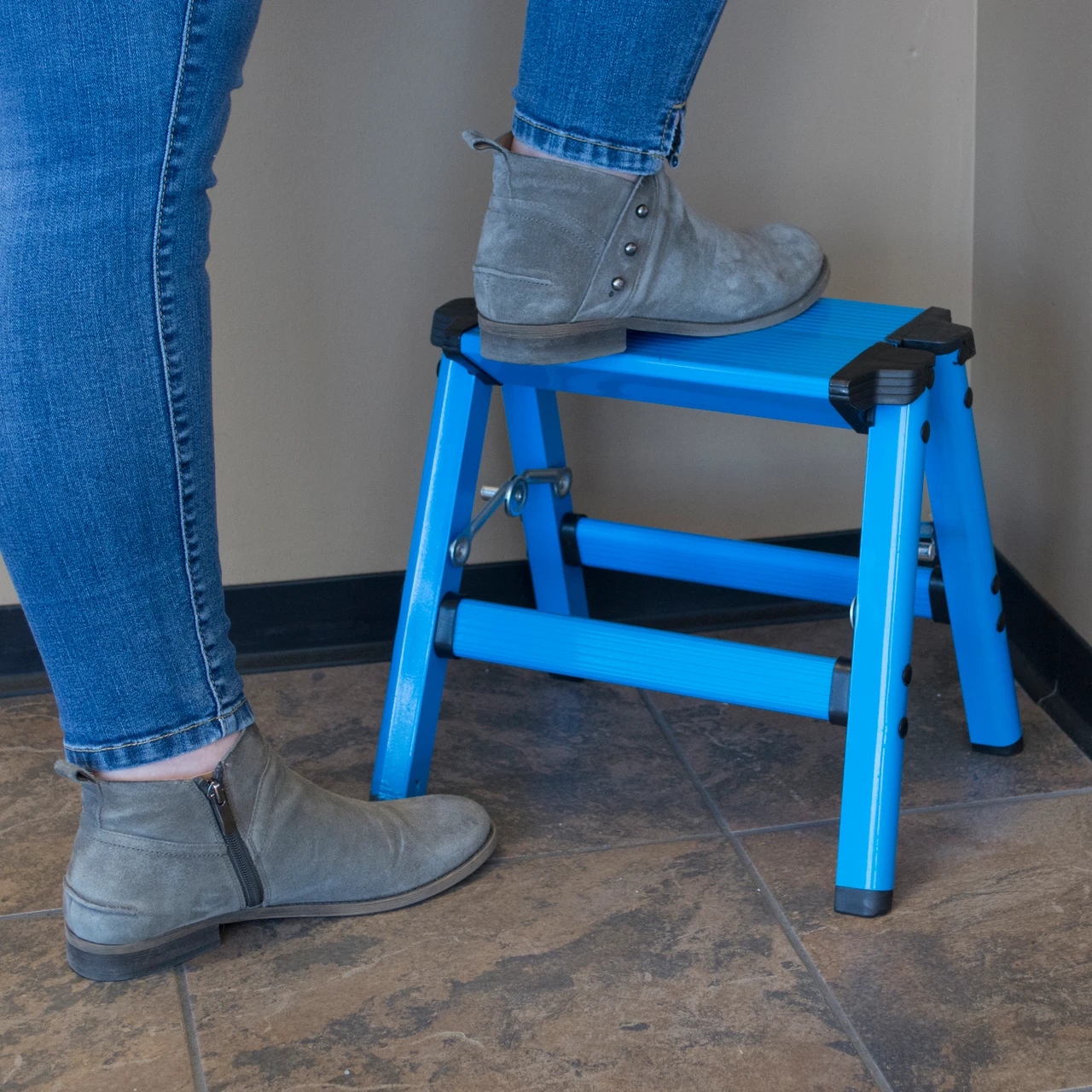AmeriHome Lightweight Single Step Aluminum Step Stool (STL1ABLBX) — product image 2