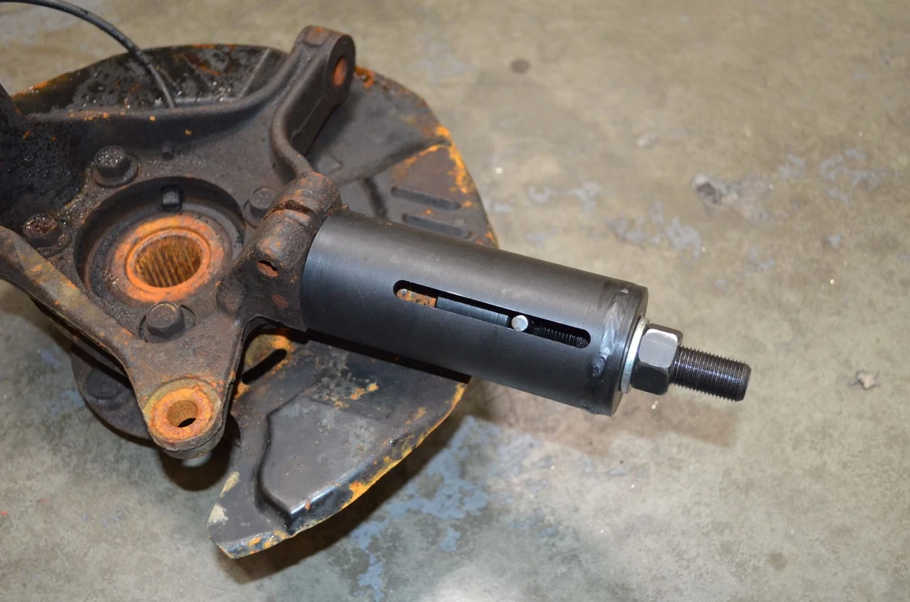 Astro Pneumatic Subaru Ball Joint Puller for Seized, Rusted, & Corroded Joints (78620) — product image 3