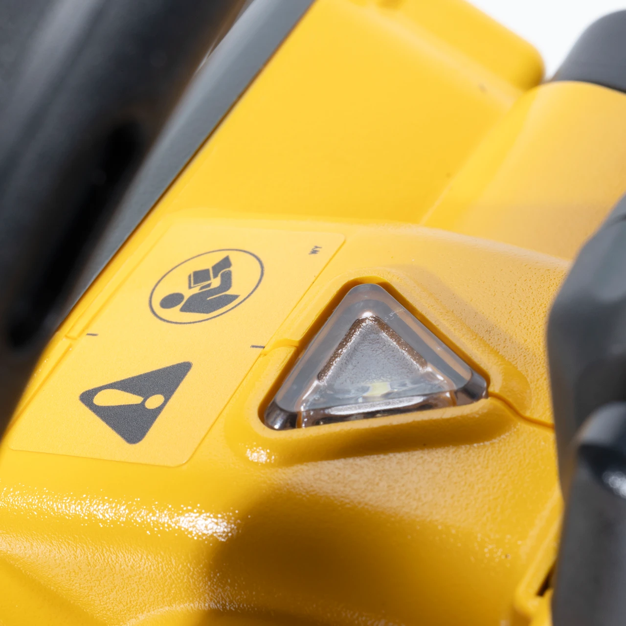 DeWalt 60V Cut Off Saw With 9"" Blade Charger And 2 FLEXVOLT Batteries (DCS692X2) — product image 15