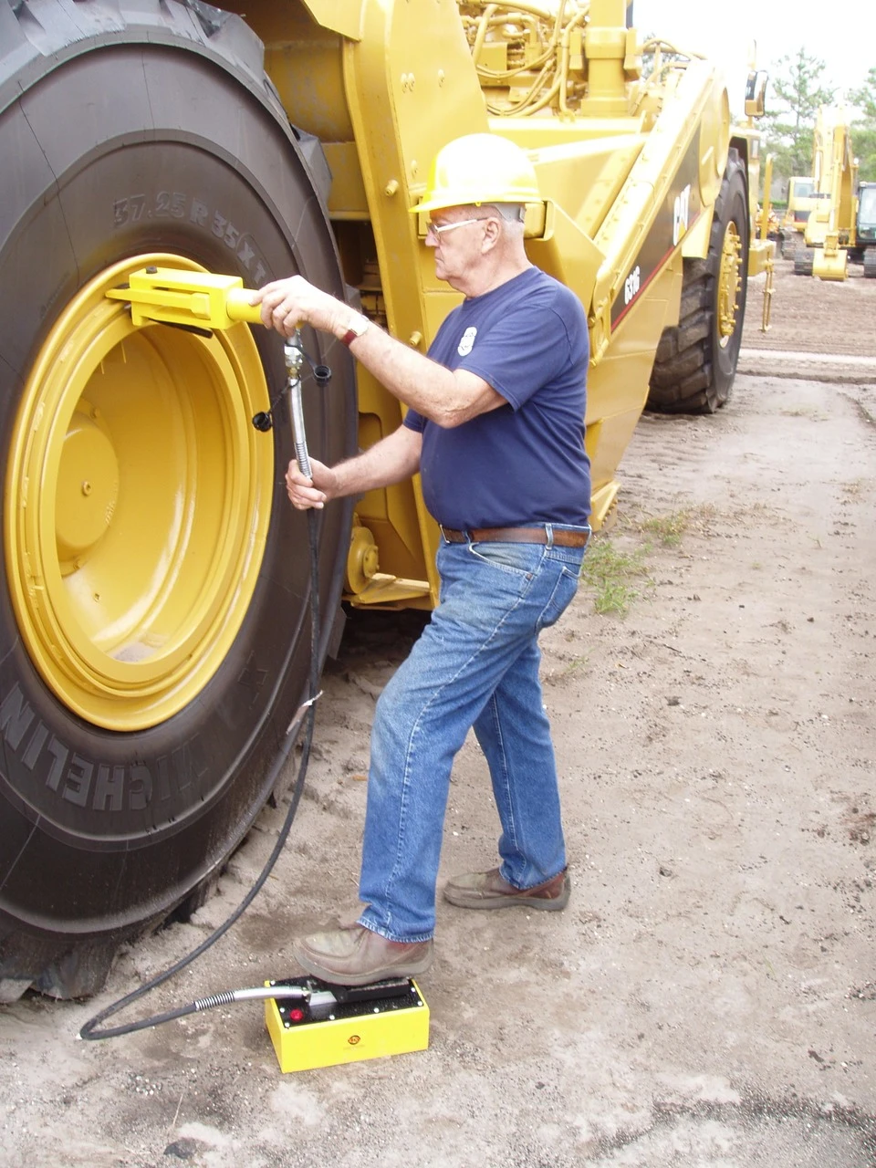 ESCO Equipment Giant Tire Earthmover Bead Breaker (10100) — product image 3