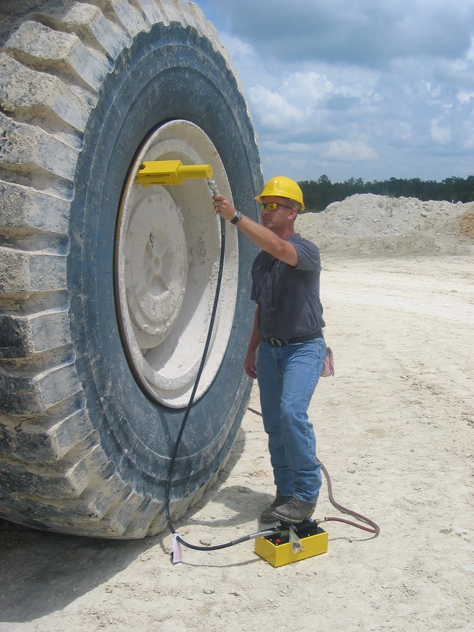 ESCO Equipment Giant Tire Earthmover Bead Breaker (10100) — product image 4