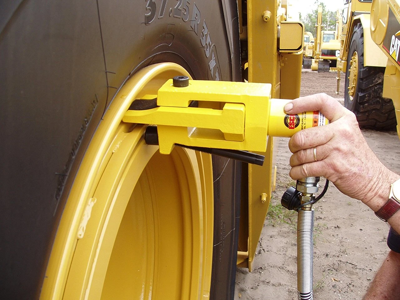 ESCO Giant Tire Bead Breaker 10-Ton 2-Stroke (10105) — product image 2