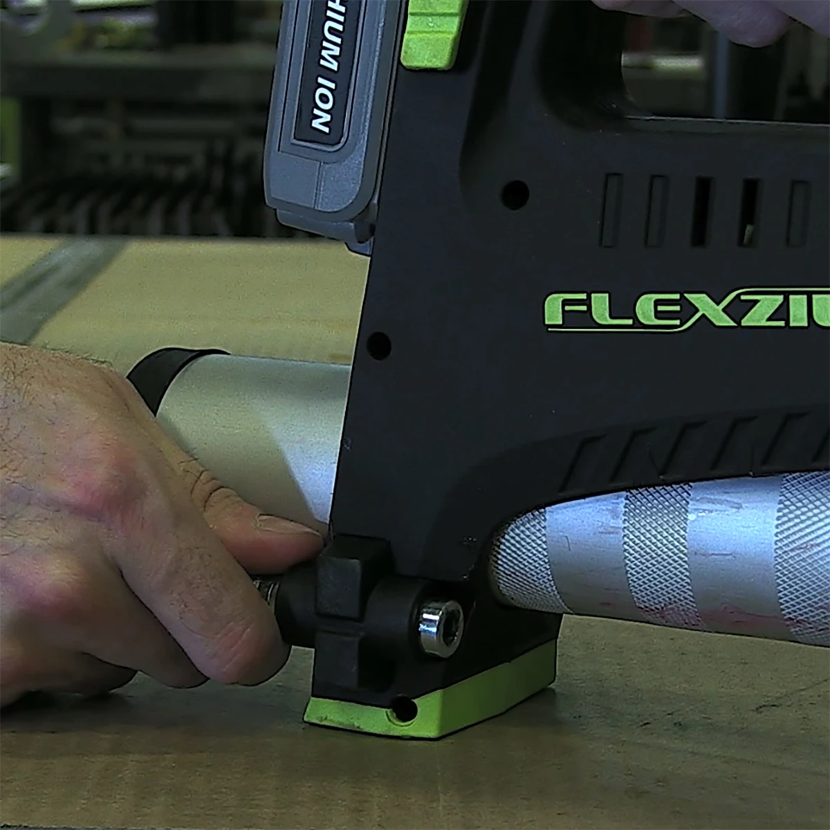 Flexzilla L1388LFZ 20V Cordless Grease Gun Kit — product image 5