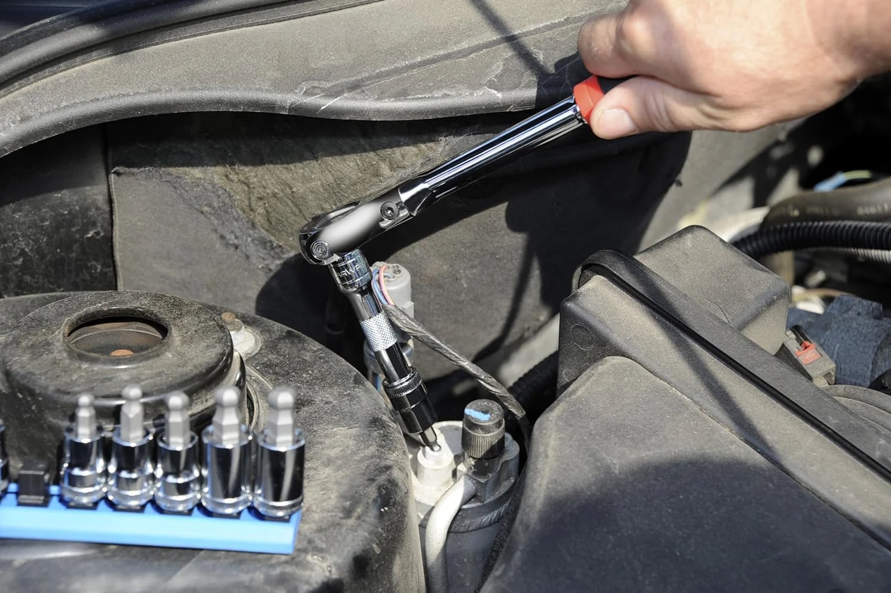 Gearwrench 3/8" Drive Roto Ratcheting Socket Cushion Grip (81225) — product image 5