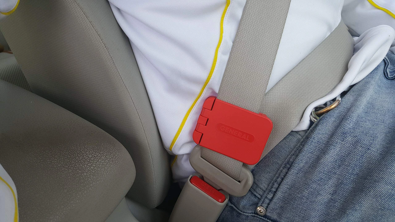 General Tools Red, 3-in-1 Car Emergency Escape Tool (7904-RD) — product image 3