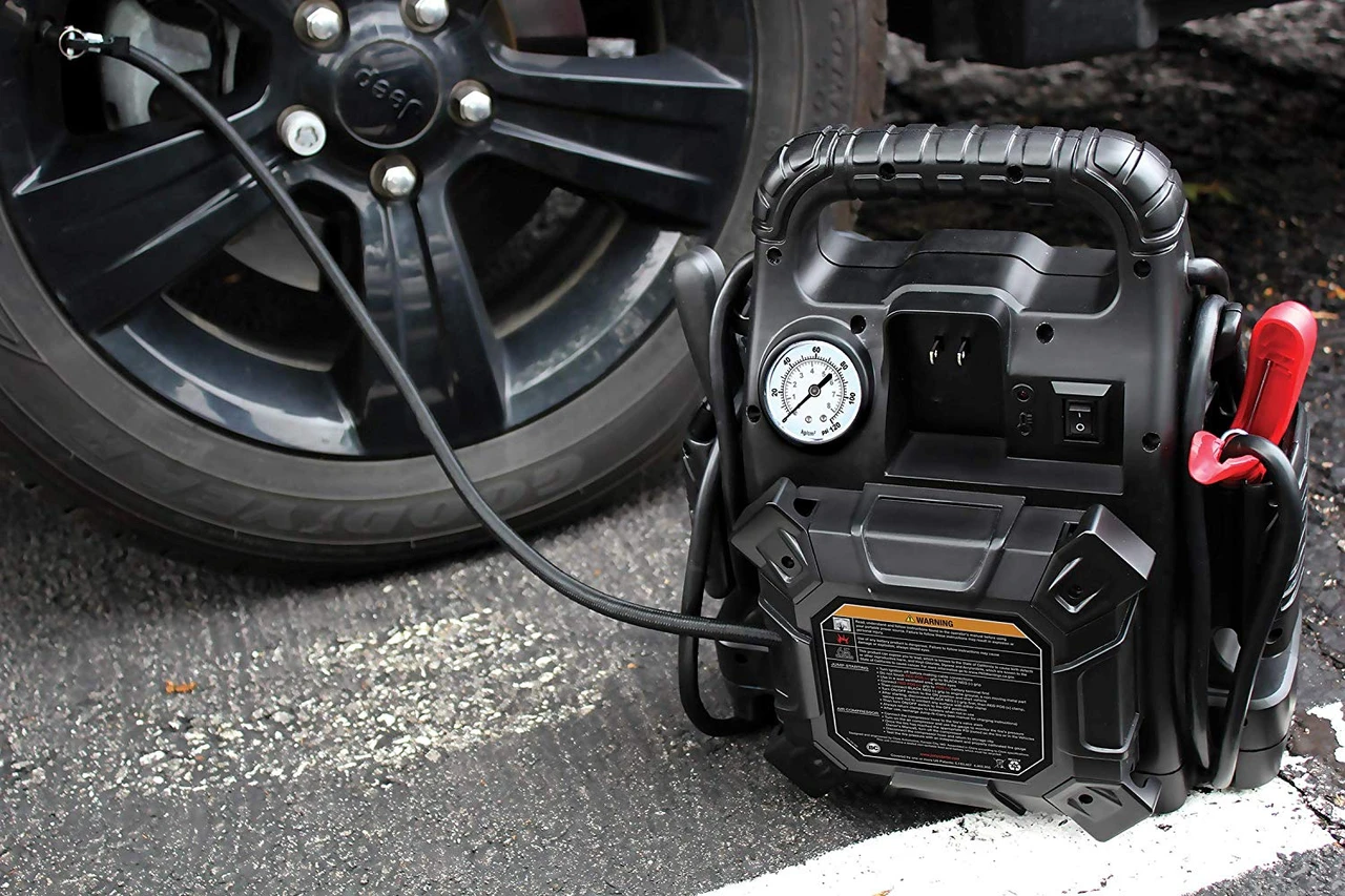 Clore Automotive 1100 Peak Amp 12V Jump Starter w/Air System (JNC550A) — product image 4