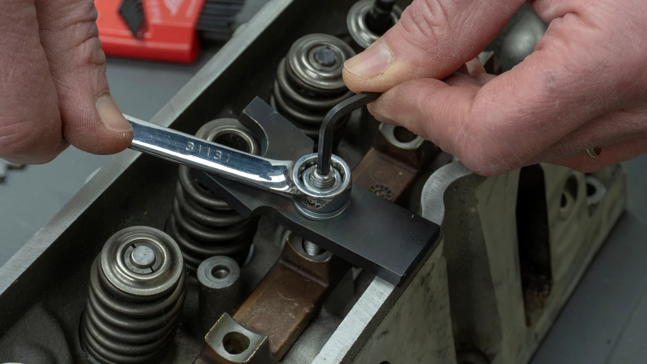 Lisle Valve Spring Compressor for GM LS (16560) — product image 2