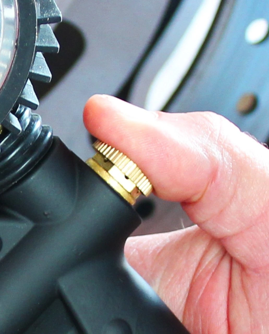 Milton S577D Pro Digital Pistol Grip Inflator Gauge, 15" Hose - 255 PSI — product image 4