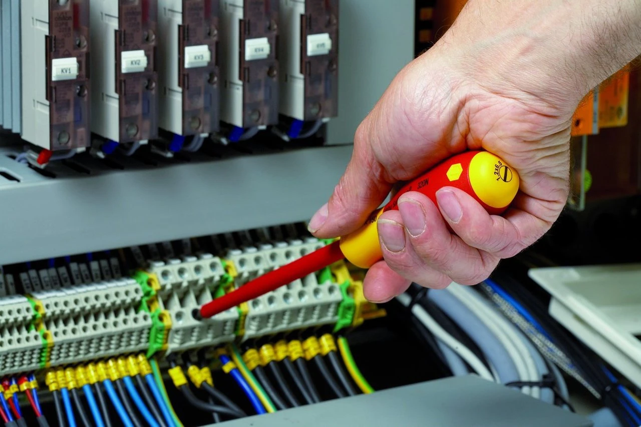 Wiha Insulated Screwdriver Set, Slotted & Phillips, 1000V, 6 Pc (32092) — product image 4